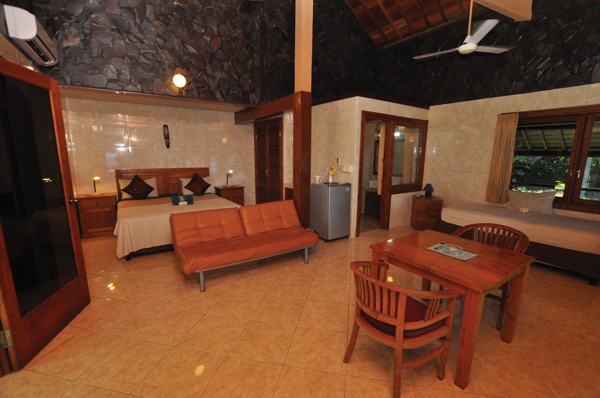 Tulamben Wreck Divers Resort & Restaurant Экстерьер фото
